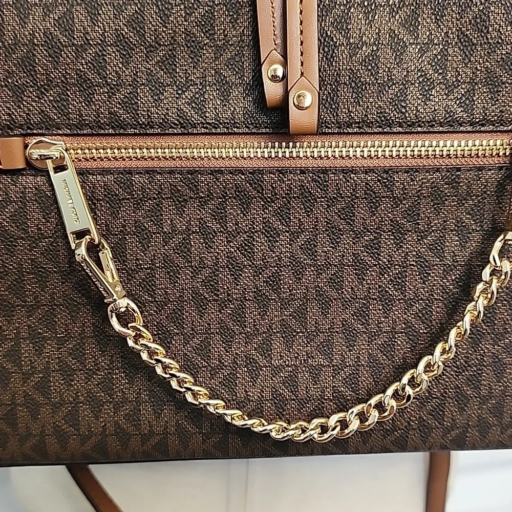 MICHAEL KORS LARGE BACK PACK.